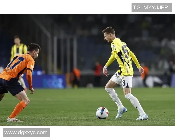 费内巴切与圣彼得堡泽尼特的激烈对决展现足球魅力与战术智慧的巅峰较量